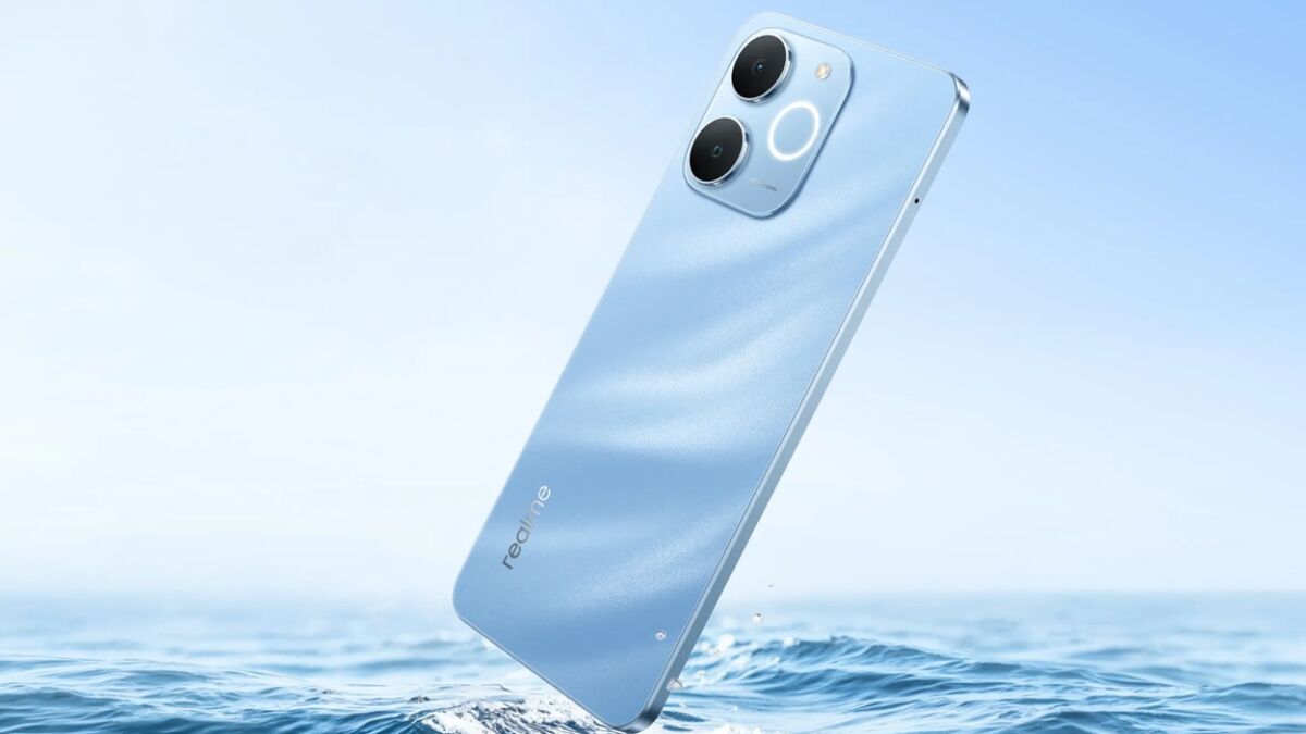 Смартфон Realme P4 Lite в голубом цвете на водной текстуре иконок