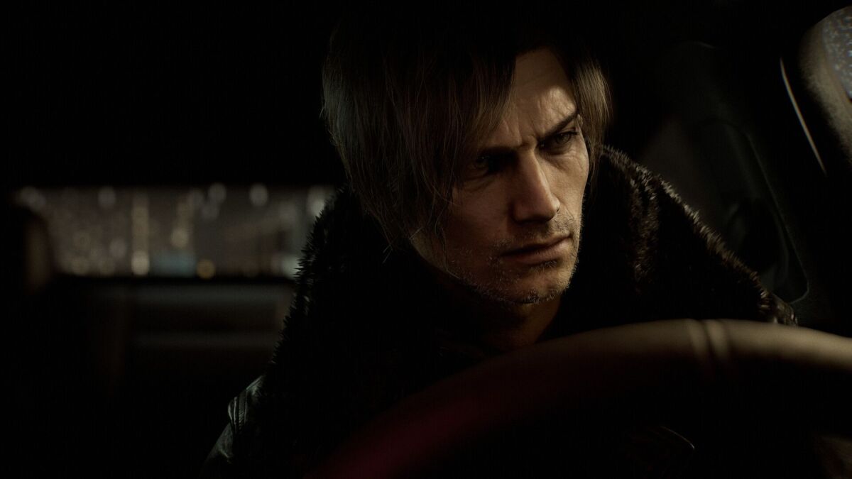 Леон Кеннеди в мрачной сцене Resident Evil Requiem, крупный план злого мужчины