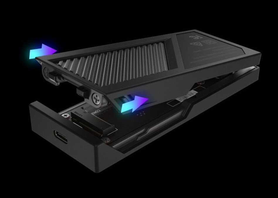 Внешний бокс ROG Strix Aiolos на поверхности SSD M.2