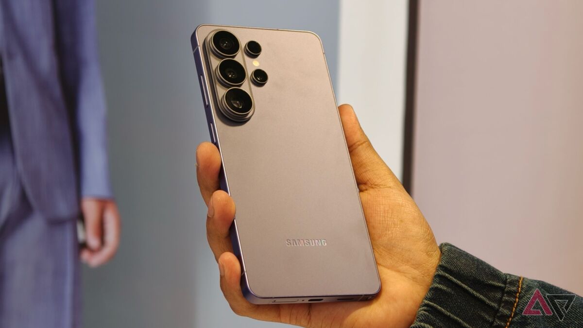 Задняя панель Samsung Galaxy S26 Ultra с четырьмя камерами и вспышкой