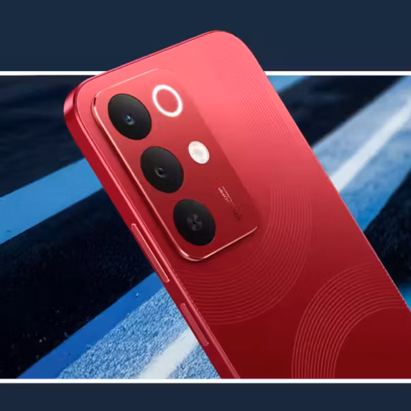 Красный смартфон Realme Narzo 90x с тройной камерой