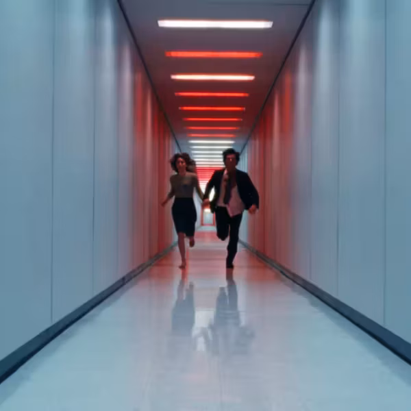 Промо-кадр сериала «Разделение» на iPhone: люди в коридоре на фоне Apple-стиля съемки