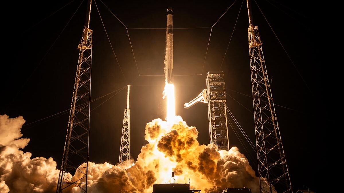 Старт ракеты Crew-12 ночью с мощным выбросом дыма и пламени на космическом комплексе