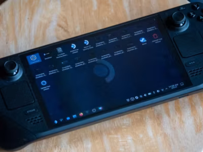 Игровая консоль Steam Deck OLED на деревянном столе