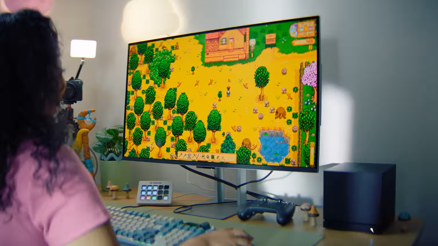 Компьютерный монитор с игрой Stardew Valley и клавиатурой