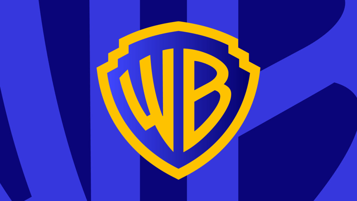 Логотип Warner Bros Discovery на синем фоне
