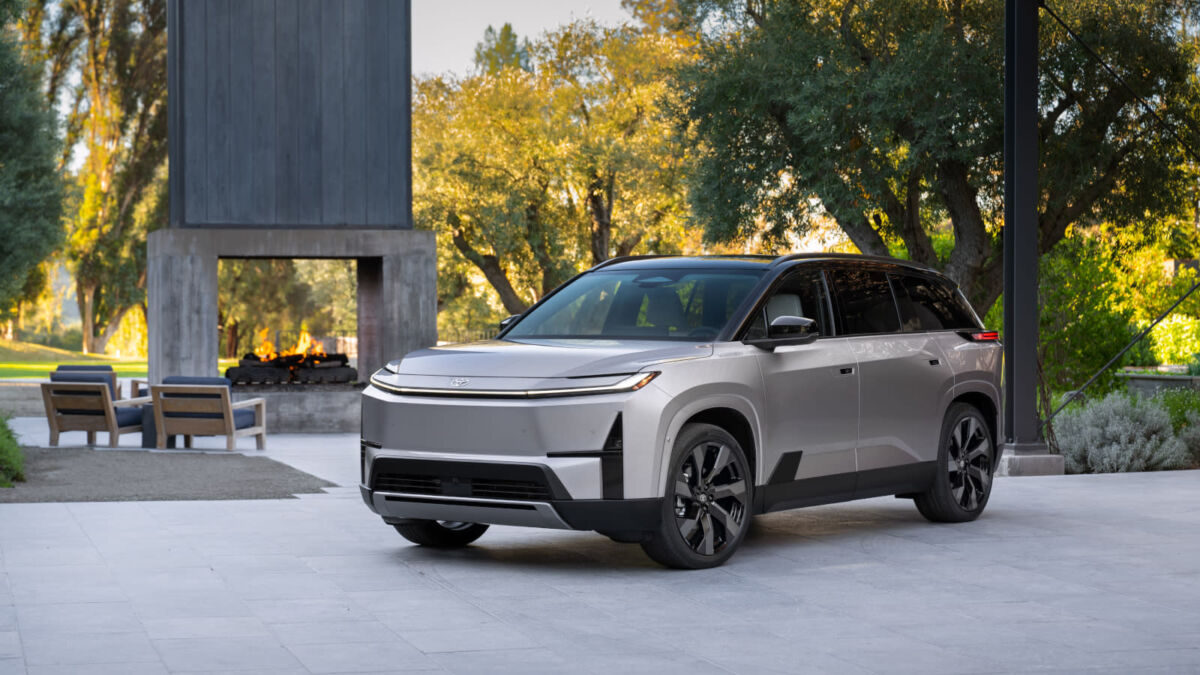 Toyota представила полностью электрический Highlander 2027 с запасом хода до 320 миль 1 toyota highlander ev