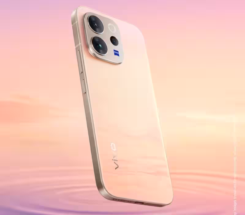 Задняя часть смартфона Vivo с тремя камерами и логотипом Vivo