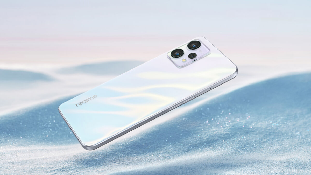 Белый смартфон Realme GT 9 с тремя камерами сбоку