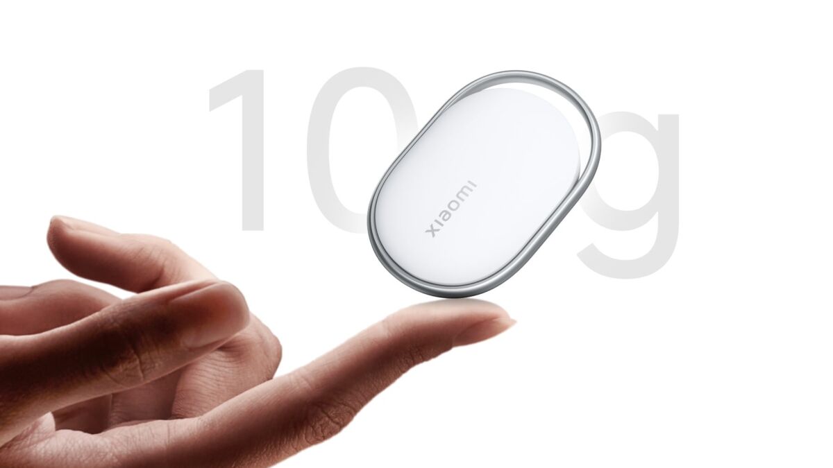 Круглый Xiaomi Tag в руке с белым интерфейсом