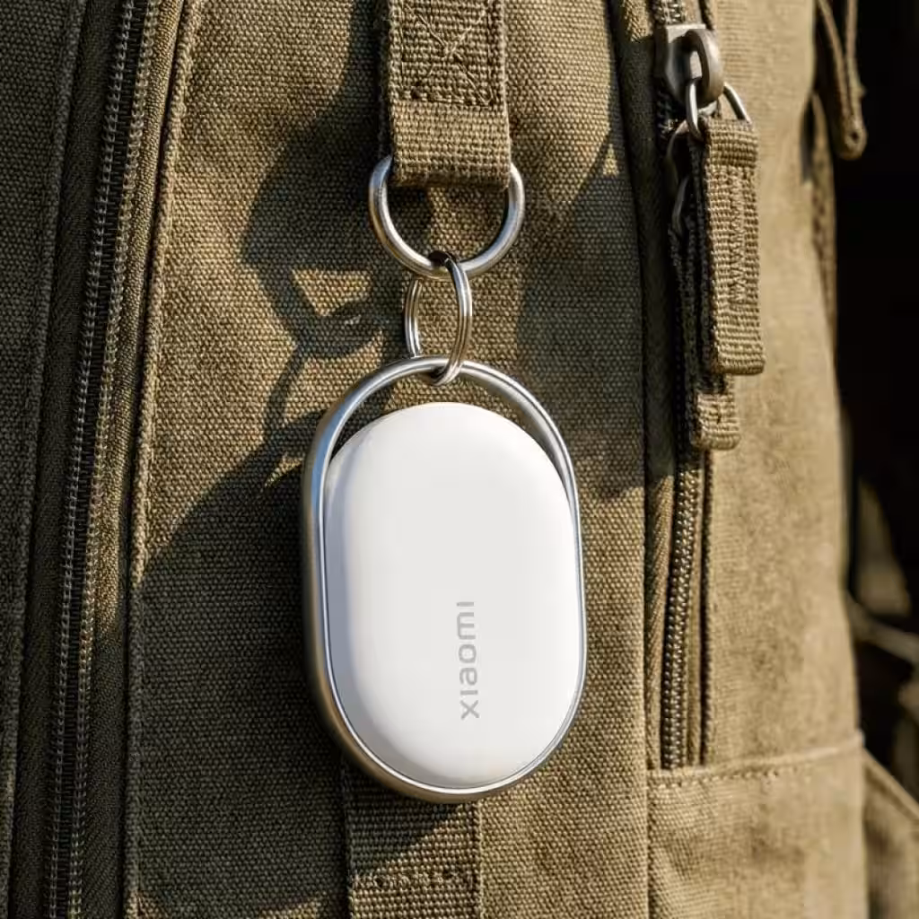 Xiaomi Tag на брелке на тканевом кармане рюкзака