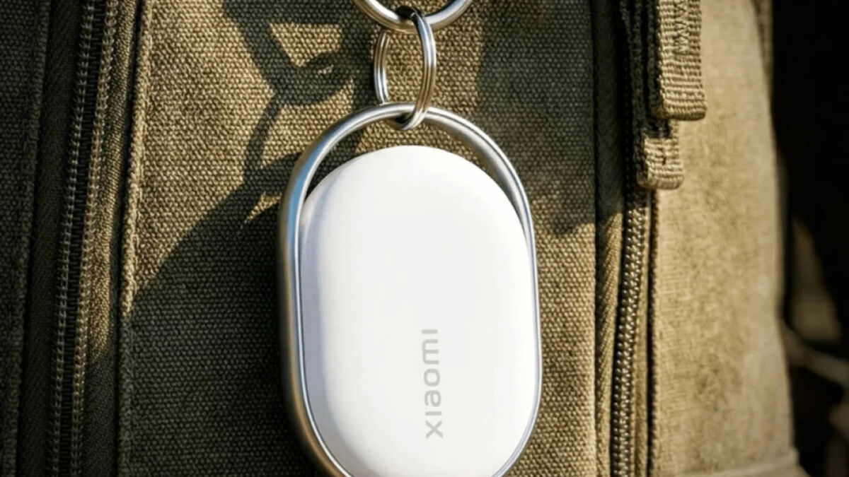 Bluetooth-трекер Xiaomi с логотипом на белом корпусе