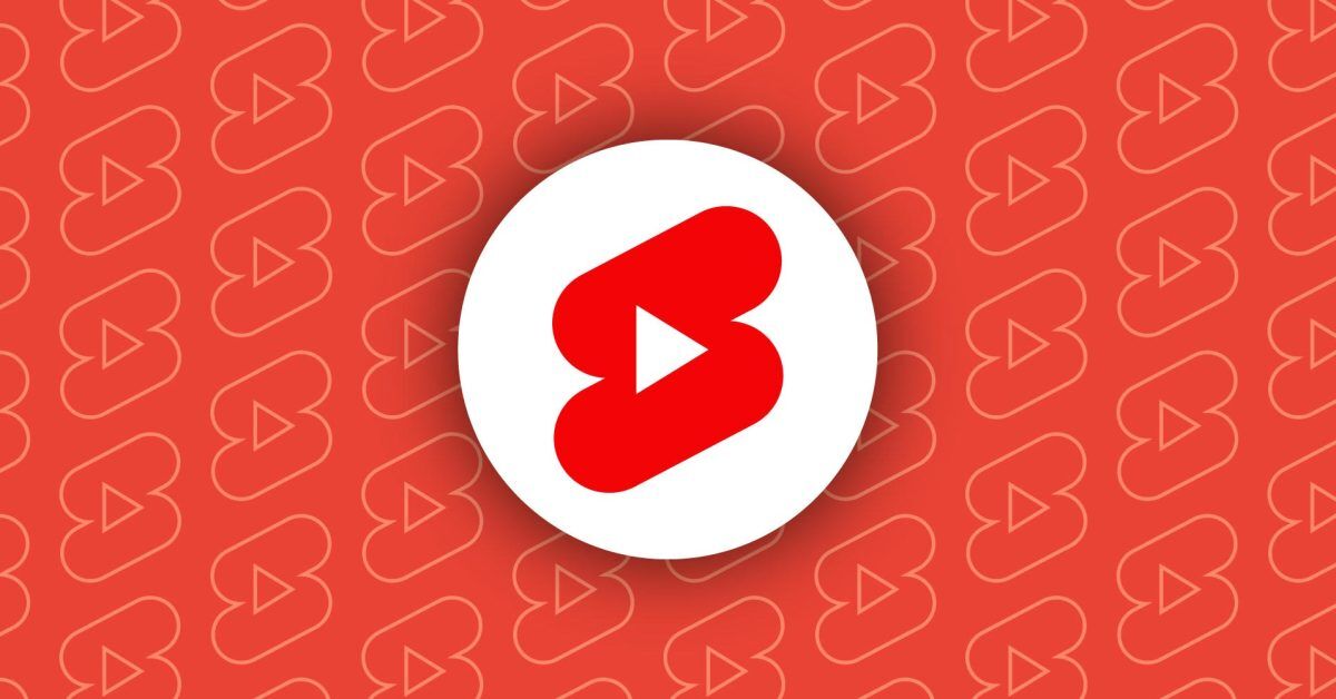 Логотип YouTube с подписью про тестирование ИИ для создания Shorts на основе чужих роликов