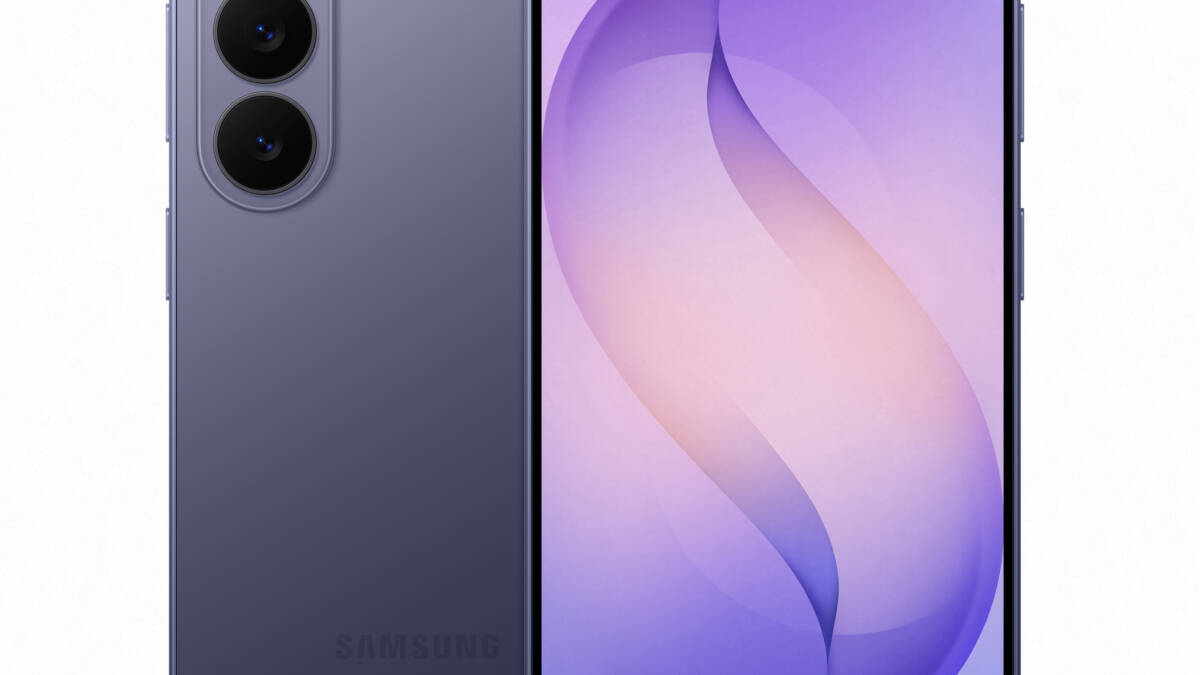 Samsung Galaxy S26 в фиолетовом цвете: передняя и задняя панели с тремя камерами