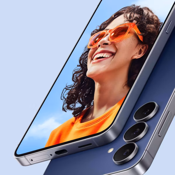 Смартфон Samsung Galaxy S26 FE с дисплеем и камерным модулем