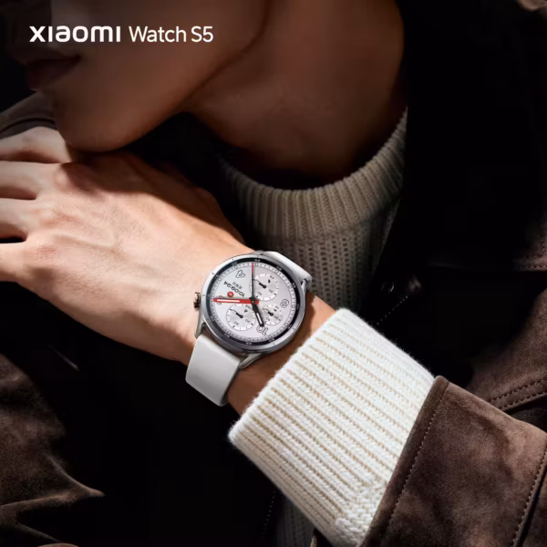 Умные часы Xiaomi Watch S5 на запястье человека
