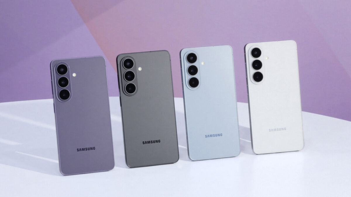 Четыре смартфона Samsung Galaxy S26 разных цветов с задней стороны, включая фиолетовый и скай-блю