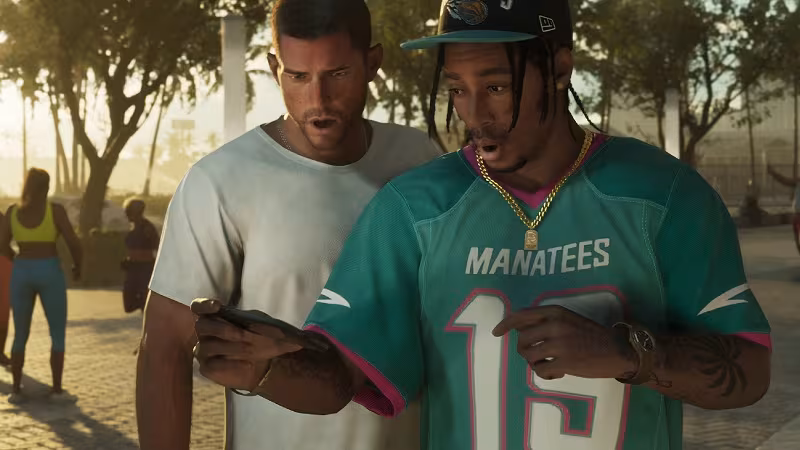 Два мужчины смотрят на телефон на улице в GTA VI