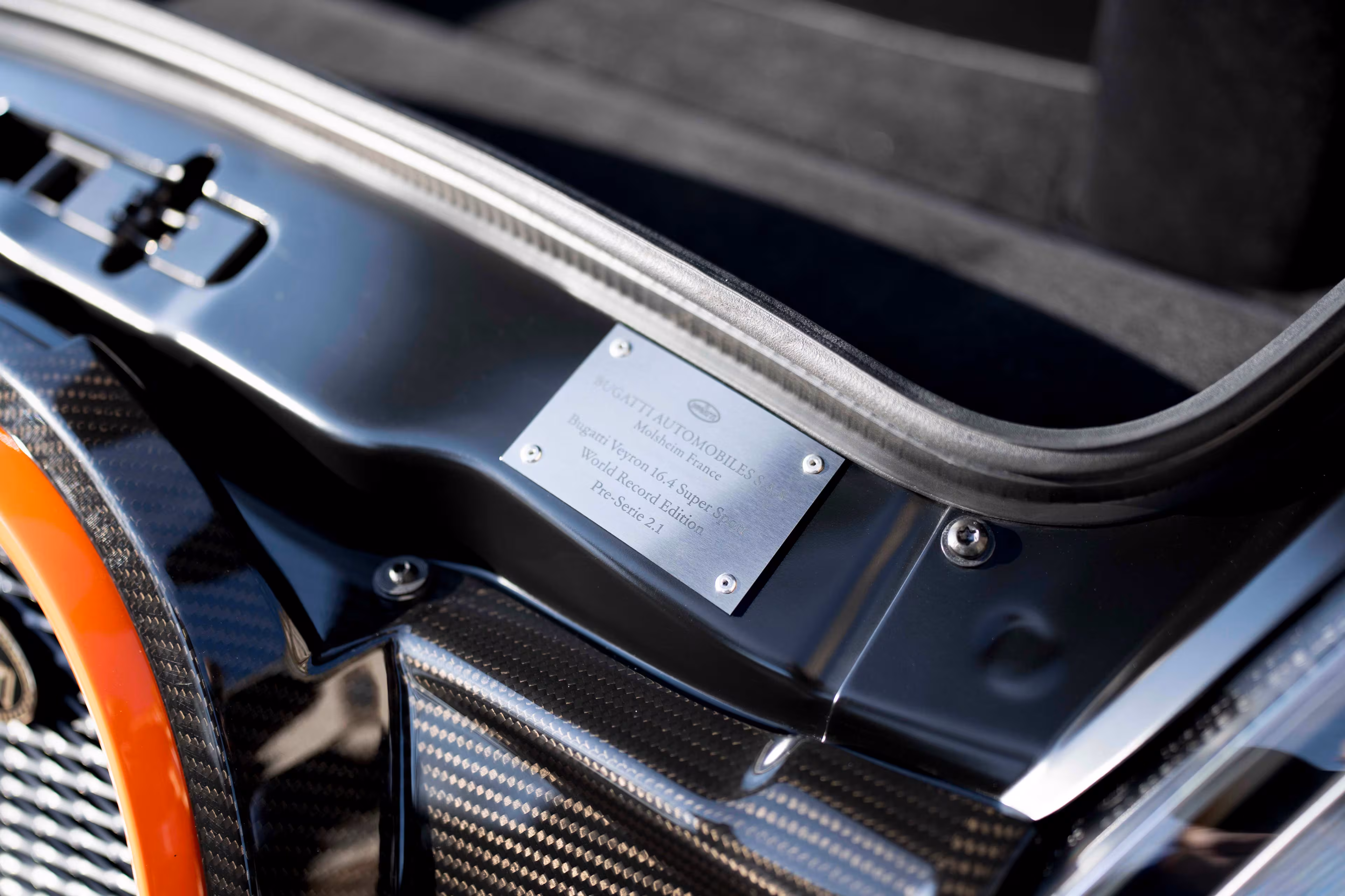 Пробка с металлической табличкой на капоте Bugatti Veyron