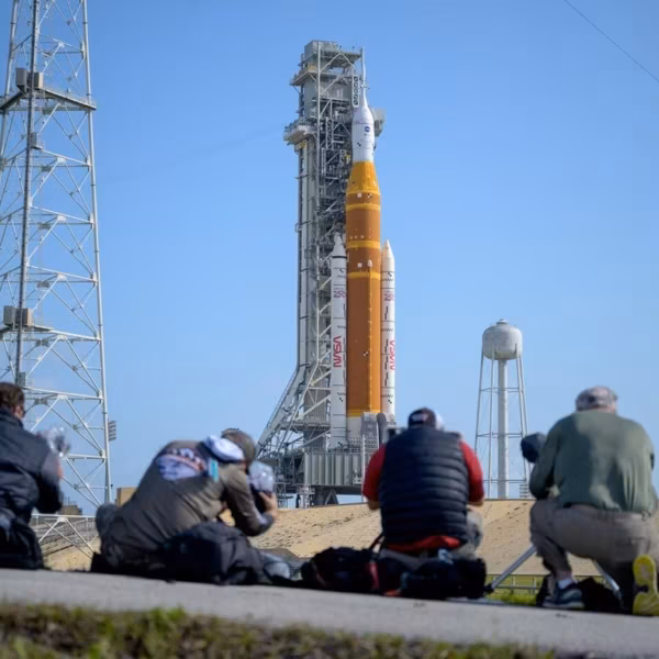Люди наблюдают за запуском ракеты Artemis-2 NASA
