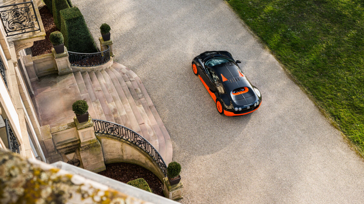 Вид сверху на черно-оранжевый Bugatti Veyron Super Sport