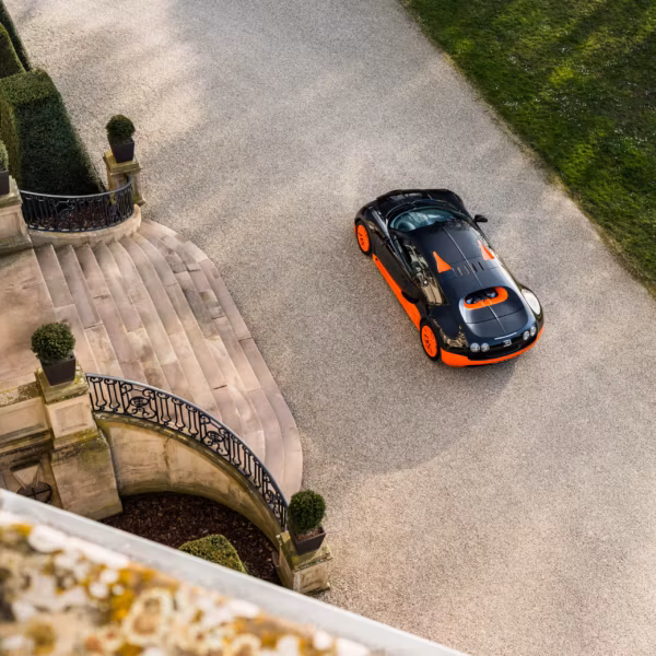 Вид сверху на черно-оранжевый Bugatti Veyron Super Sport