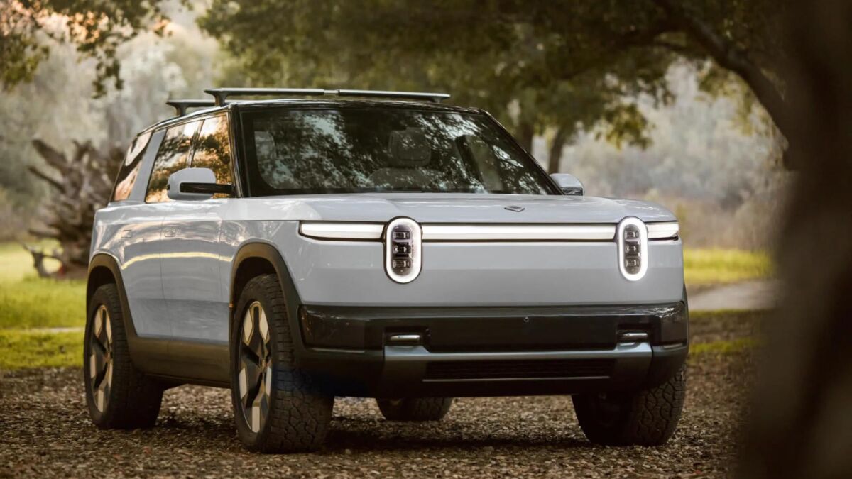 Электромобиль Rivian R2 Performance в парковой зоне на улице на фоне природы