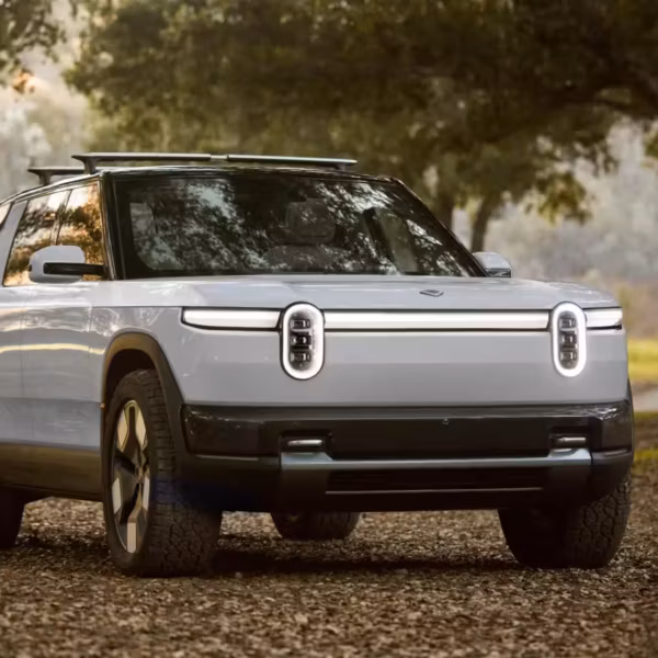 Электромобиль Rivian R2 Performance в парковой зоне на улице на фоне природы
