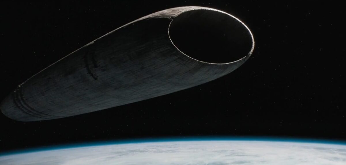 Крупный масштаб крупногабаритного космического корабля или станции в космосе от Земли