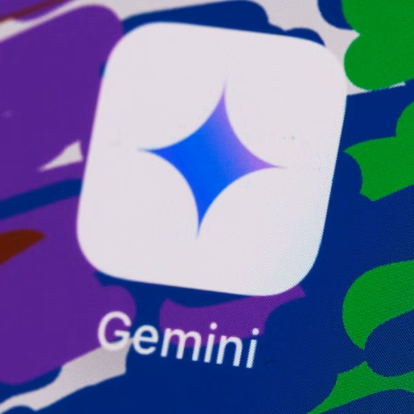 Логотип Google Gemini на тёмном фоне в контексте тестирования приложения Gemini для Mac