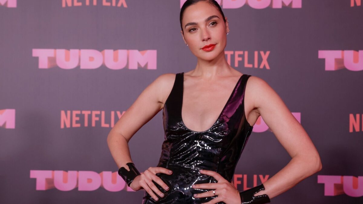 Актриса в черном кожаном платье и браслетах на красной ковровой дорожке фильм ТДДУМ