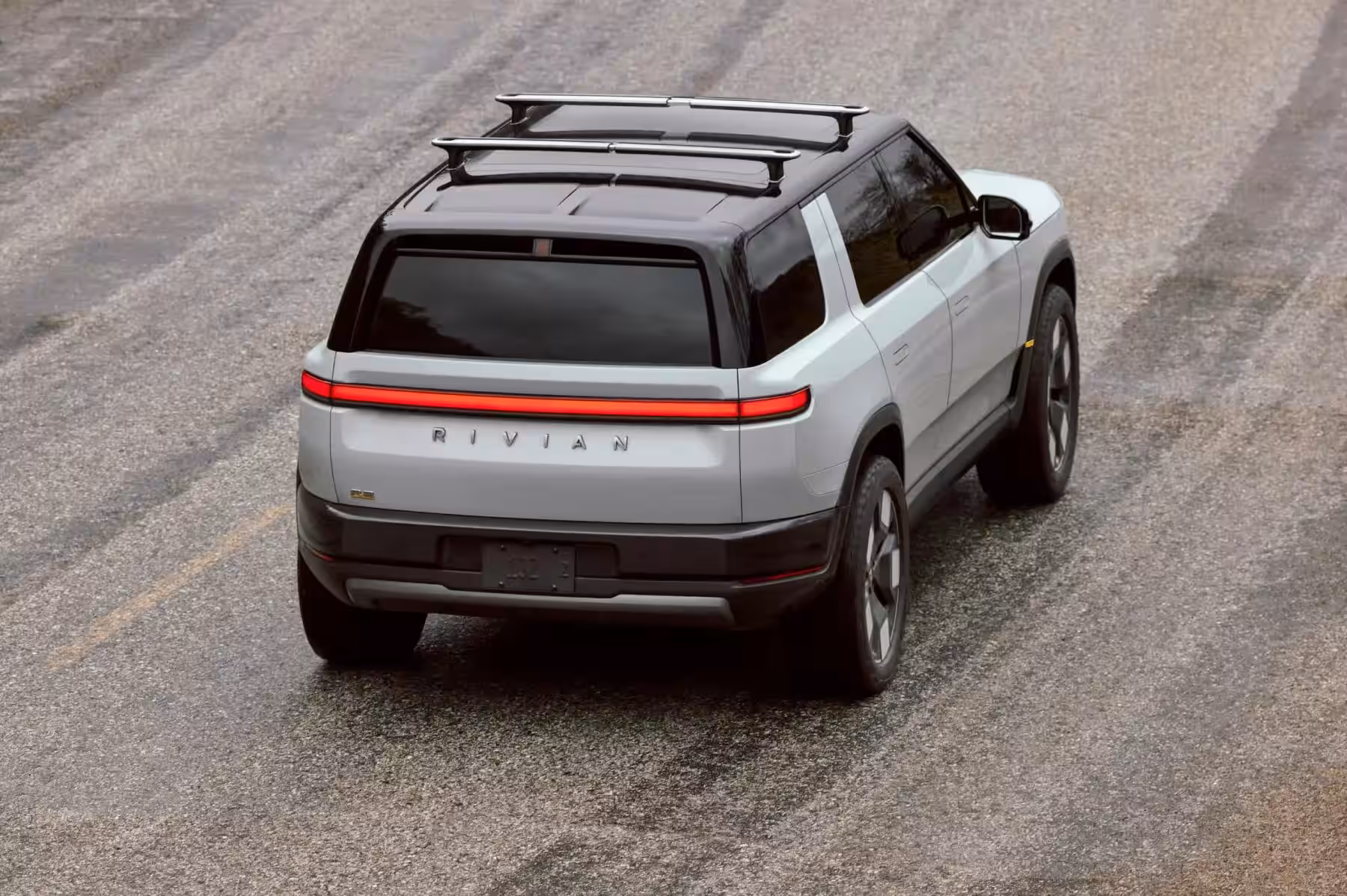 Вид сзади Rivian R2 Performance электрического автомобиля