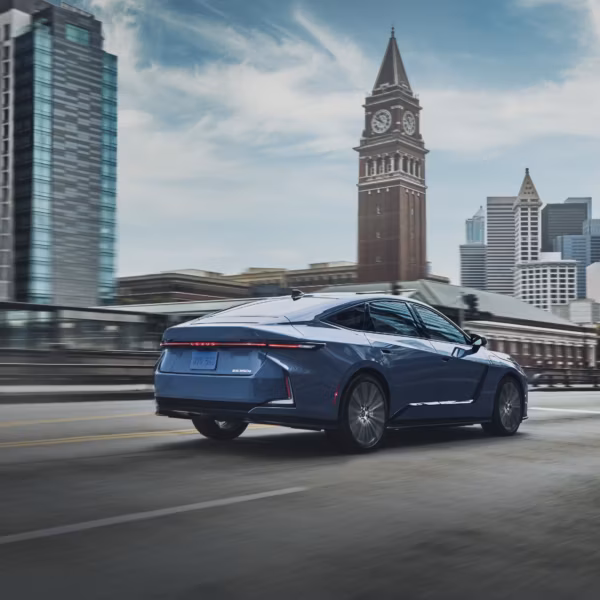 Полностью электрический Lexus ES 2026 на городской дороге