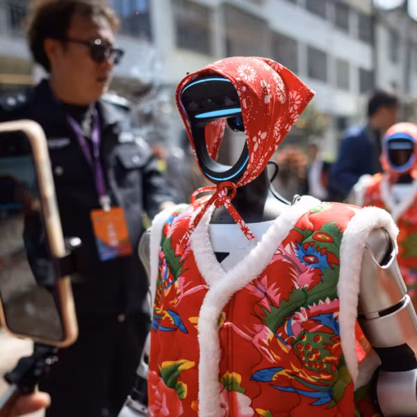 Роботы в праздничной одежде на городском мероприятии, кадр на улице