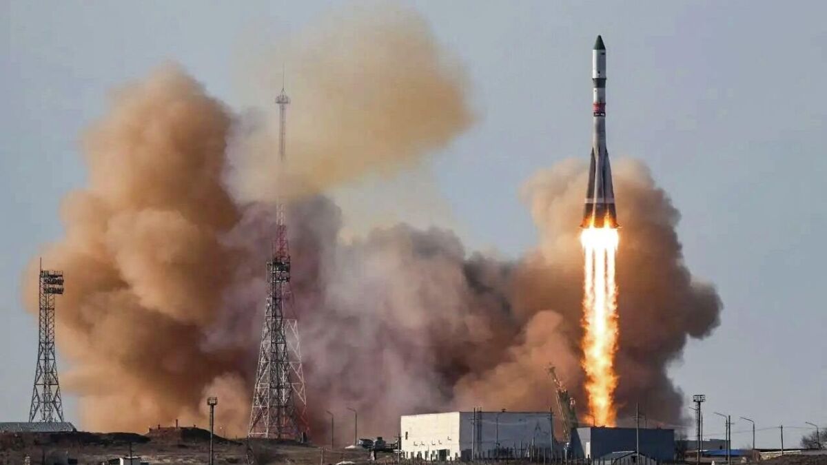 Ракета взлетает с пусковой площадки с дымом
