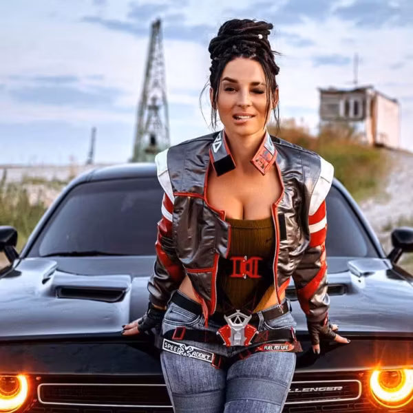 Косплей Панам Палмер из Cyberpunk 2077 у автомобиля с яркими воротниками и металлическими деталями