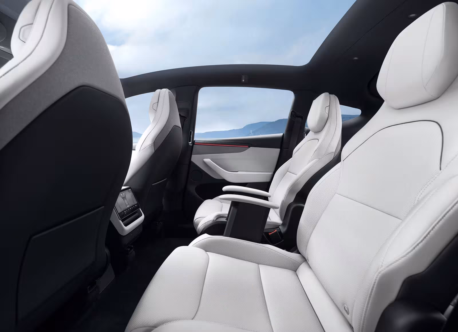 Интерьер Tesla Model Y 2026 года белые сиденья
