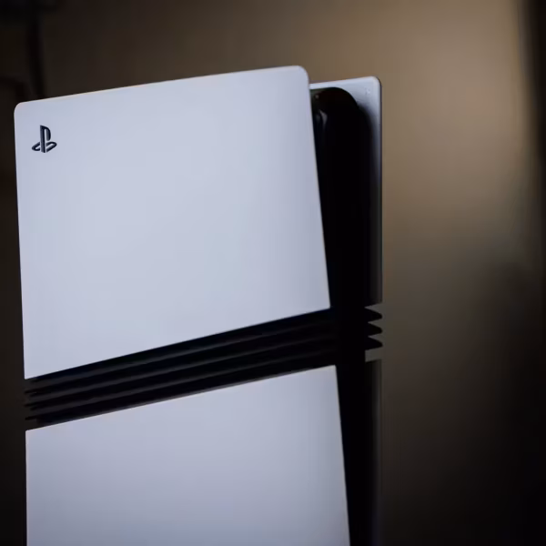 PlayStation 5 Pro белый корпус черные вентиляционные отверстия