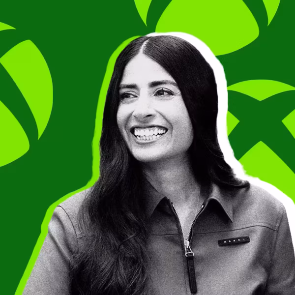 Директор Microsoft в окружении зелёных листьев с яркой улыбкой на ч/б снимке