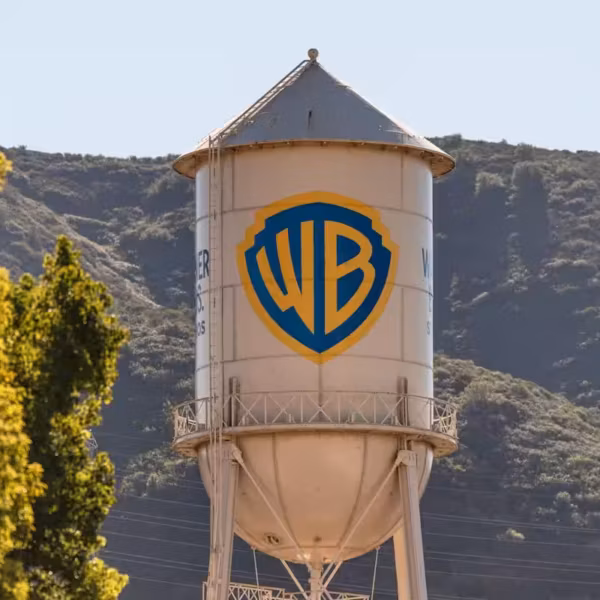 Водонапорная башня с логотипом Warner Bros на фоне промзоны