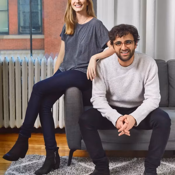 Люди на диване с логотипом Ledger, иллюстрация к новости о CFO из Circle и офисе в Нью-Йорке