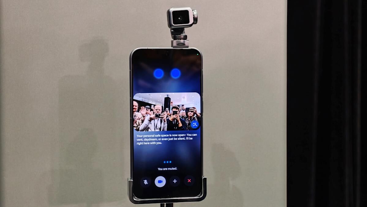 Смартфон Honor Robot Phone с вращающейся камерой на стенде