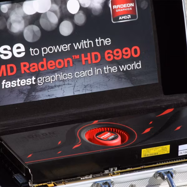 Рекламная демонстрация видеокарты AMD Radeon HD 6990 с двойным GPU на рабочем столе