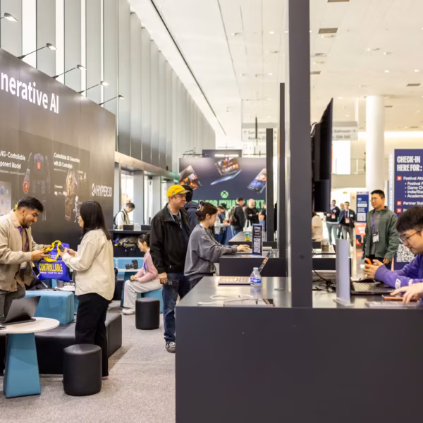 Пользователи проходят регистрацию на выставке GDC на стенде по ИИ и технологиям