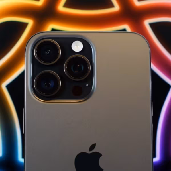 iPhone 15 Pro с тройной камерой и вспышкой, крупный план модуля на WWDC 2026