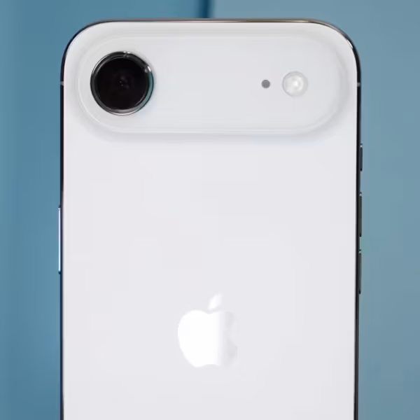 Задняя панель iPhone Air белого цвета с крупным модулем камеры и гладким корпусом