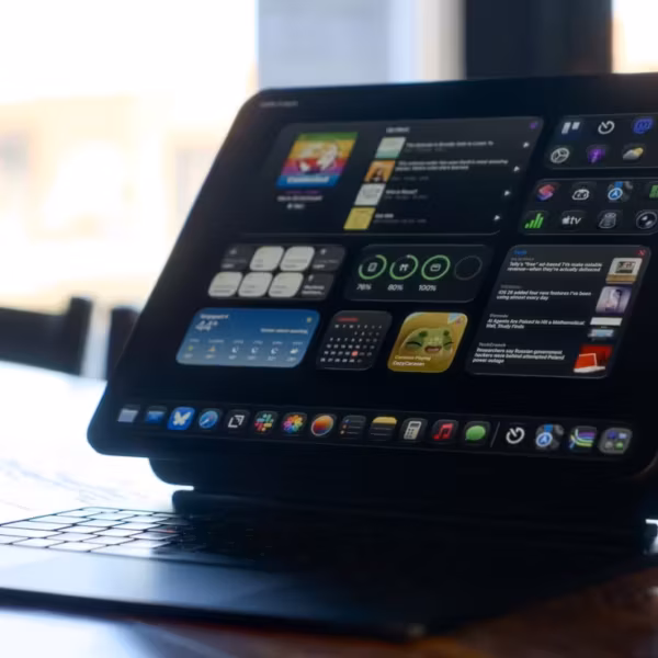 iPad Pro с Magic Keyboard на столе, на экране iOS 18.7.7 и macOS 15.7.5 после обновлений