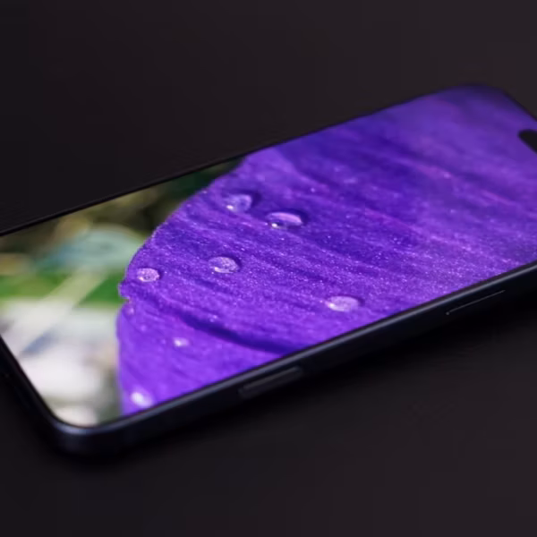 Смартфон Apple iPhone 17 Pro Max с дисплеем и вырезом Dynamic Island