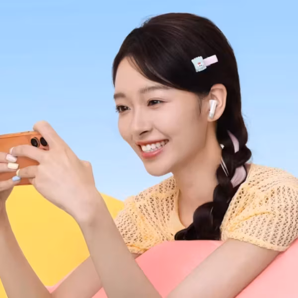 девушка с Baseus TWS 1 Youth Edition в ушах