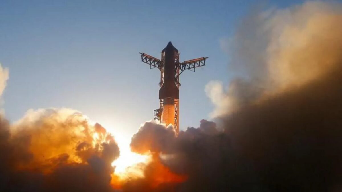 Ракета SpaceX во время взлёта: яркое солнце и облака на фоне неба